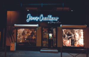 Enseigne rétro-éclairée allumée de nuit